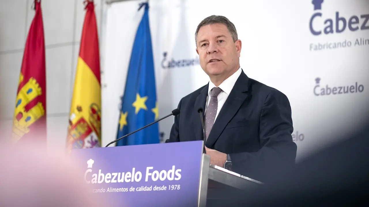 El jefe del Ejecutivo regional, Emiliano García-Page, ha colocado en Socuéllamos (Ciudad Real), la primera piedra de la nueva fábrica de ‘Cabezuelo Foods’