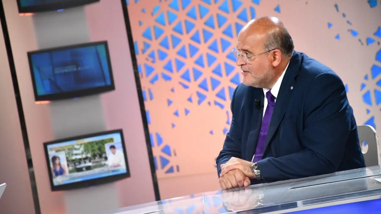 El vicepresidente primero del Gobierno de Castilla-La Mancha, José Luis Martínez Guijarro, durante la entrevista en la televisión pública regional