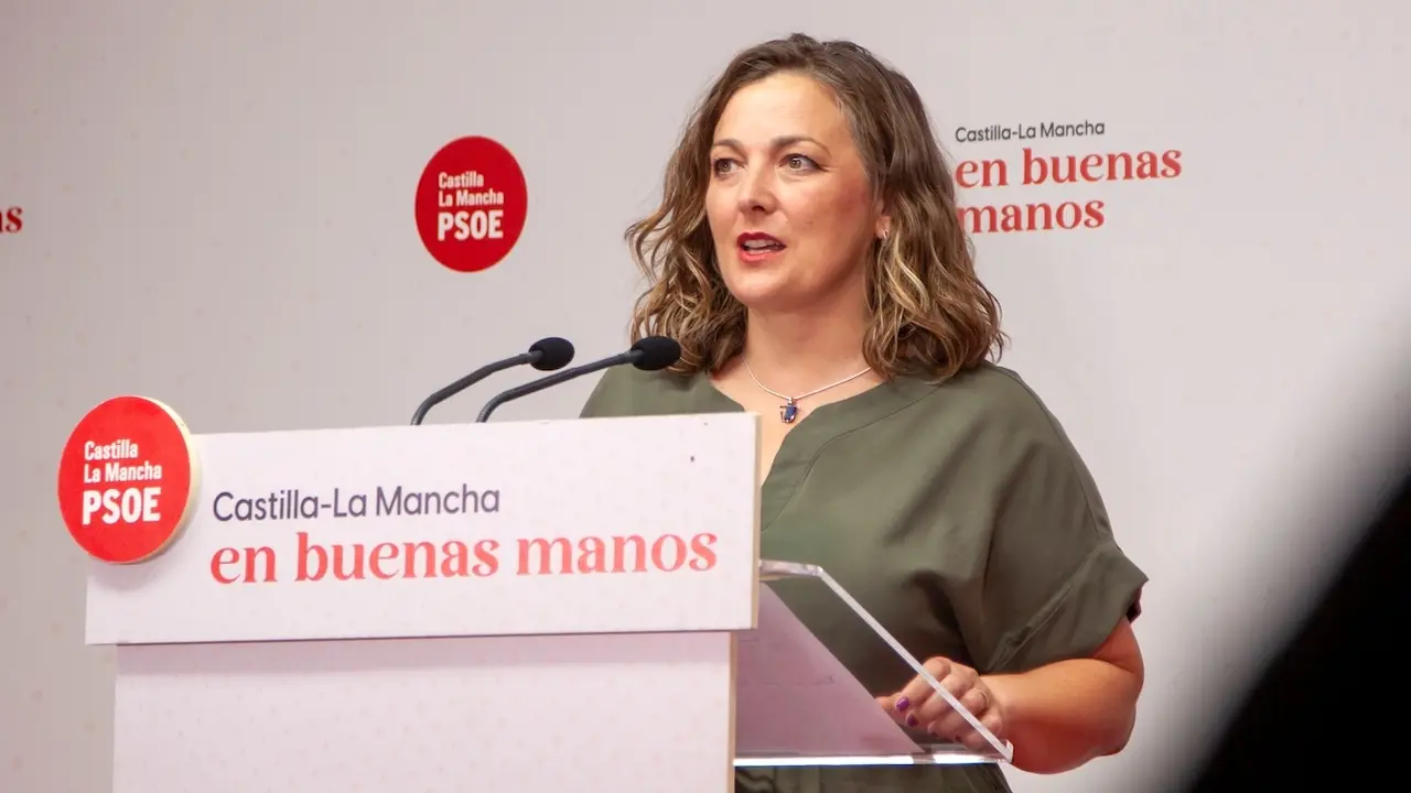 La diputada del PSOE en las Cortes de Castilla-La Mancha, Rosario García Saco, durante la rueda de prensa que ha ofrecido en la sede de los socialistas en Toledo