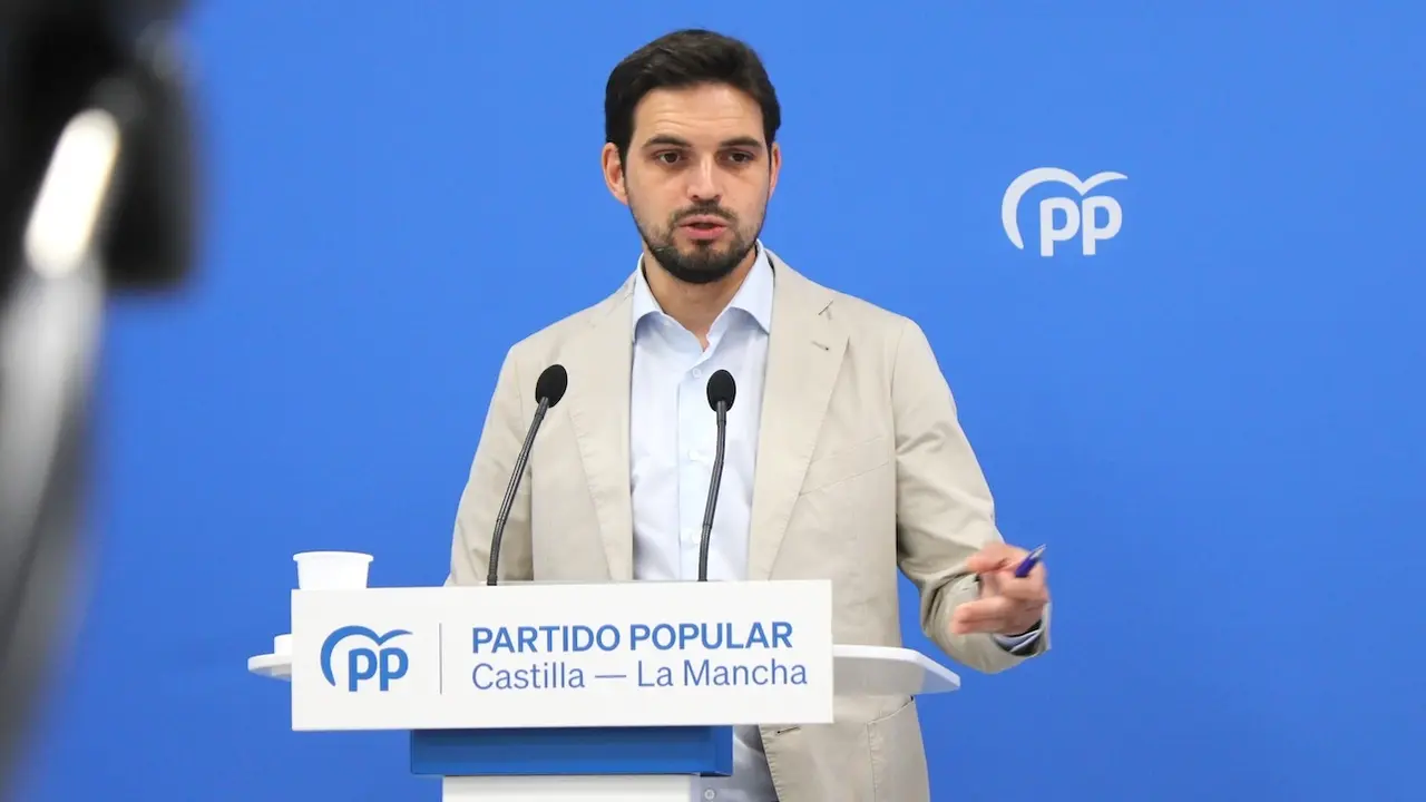 El diputado del PP en las Cortes de Castilla-La Mancha, Santiago Serrano, durante la rueda de prensa que ha ofrecido en la sede de los 'populares' en Toledo