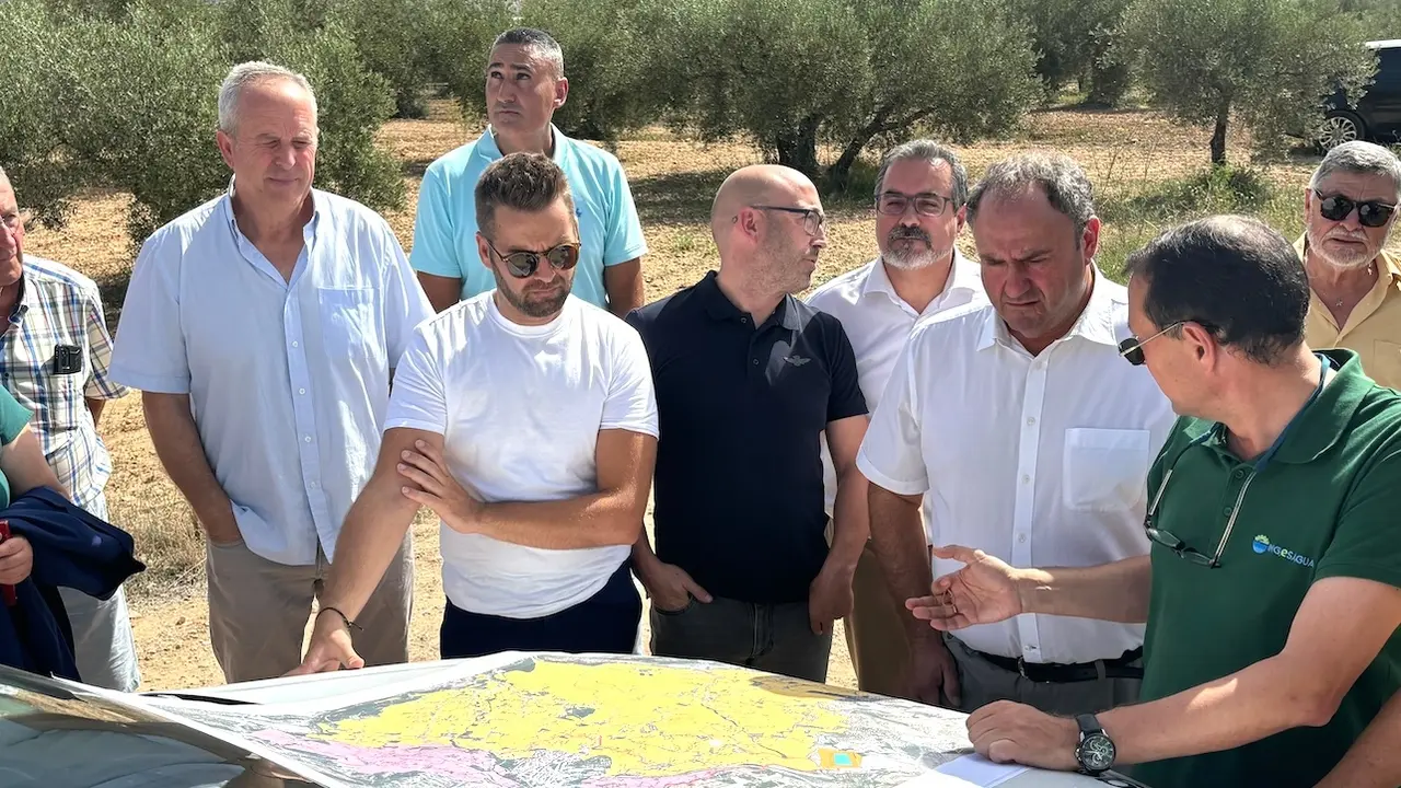 El consejero de Agricultura, Ganadería y Desarrollo Rural, Julián Martínez Lizán, ha visitado las obras de modernización de los regadíos de la Comunidad de Regantes La Mora y Los Tollos en Férez (Albacete)