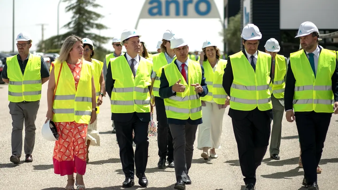 El presidente de Castilla-La Mancha, Emiliano García-Page, durante la visita que ha realizado a la empresa ANRO en Tomelloso (Ciudad Real)