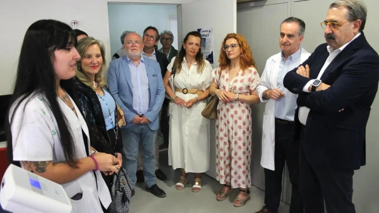 El consejero de Sanidad de Castilla-La Mancha, Jesús Fernández Sanz, ha visitado la sala IMPaCT del nodo de Albacete, situada en el Centro de Salud Zona 8 de la capital albaceteña