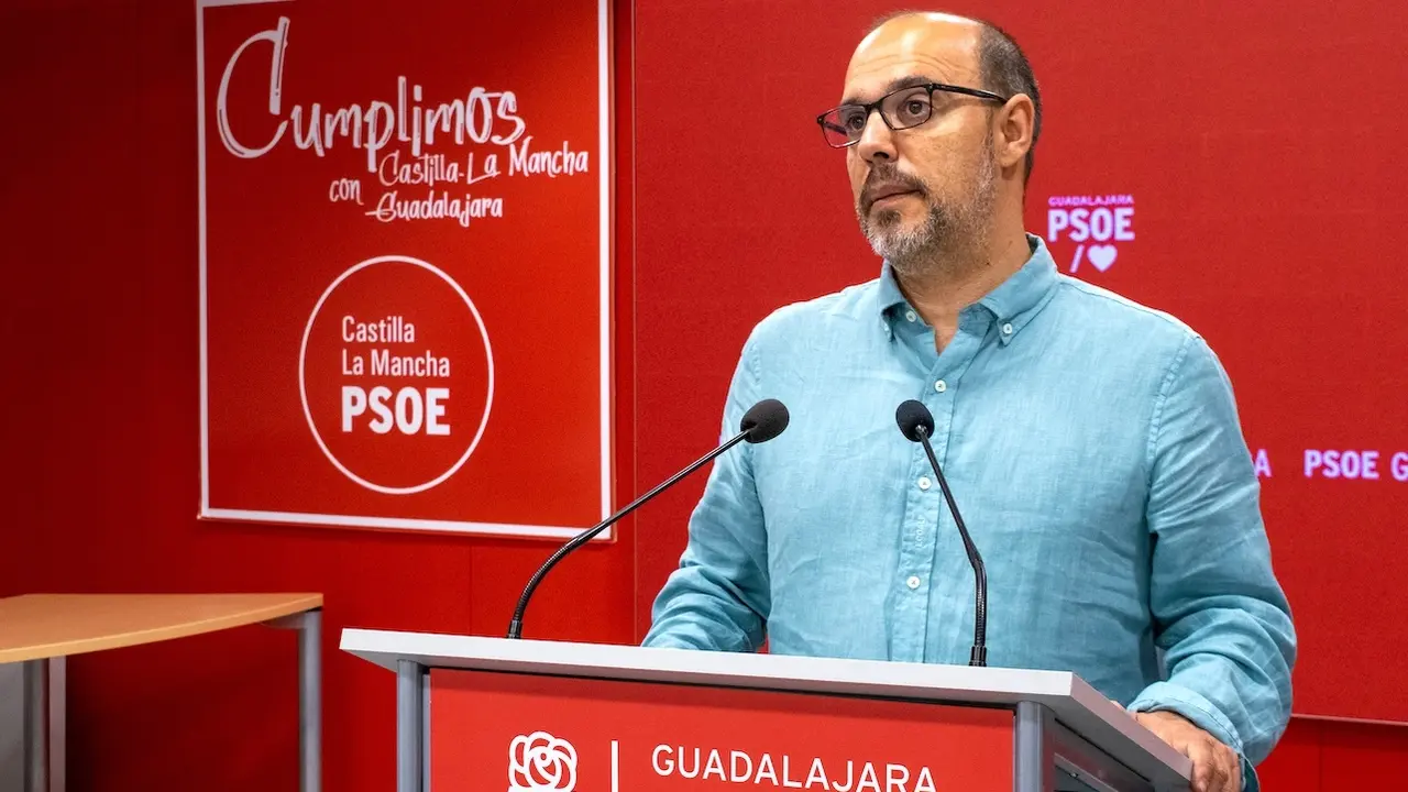 El secretario provincial del PSOE en Guadalajara, Pablo Bellido, durante la rueda de prensa que ha ofrecido en la sede de los socialistas