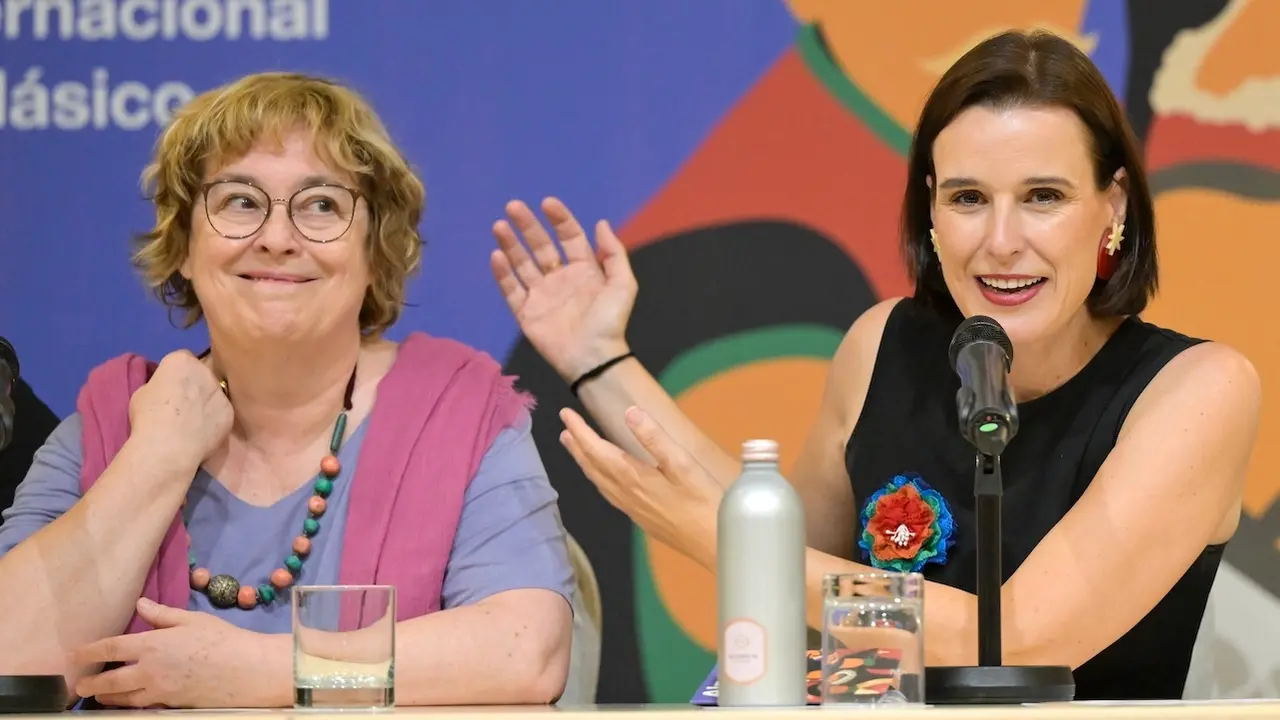 La directora de escena, Laia Ripoll (i), junto a la directora del Festival, Irene Pardo (d), durante la rueda de prensa con motivo del homenaje que recibirá en el Festival Internacional de Teatro Clásico de Almagro el próximo domingo, en el marco de su 47 edición - EFE/Jesús Monroy