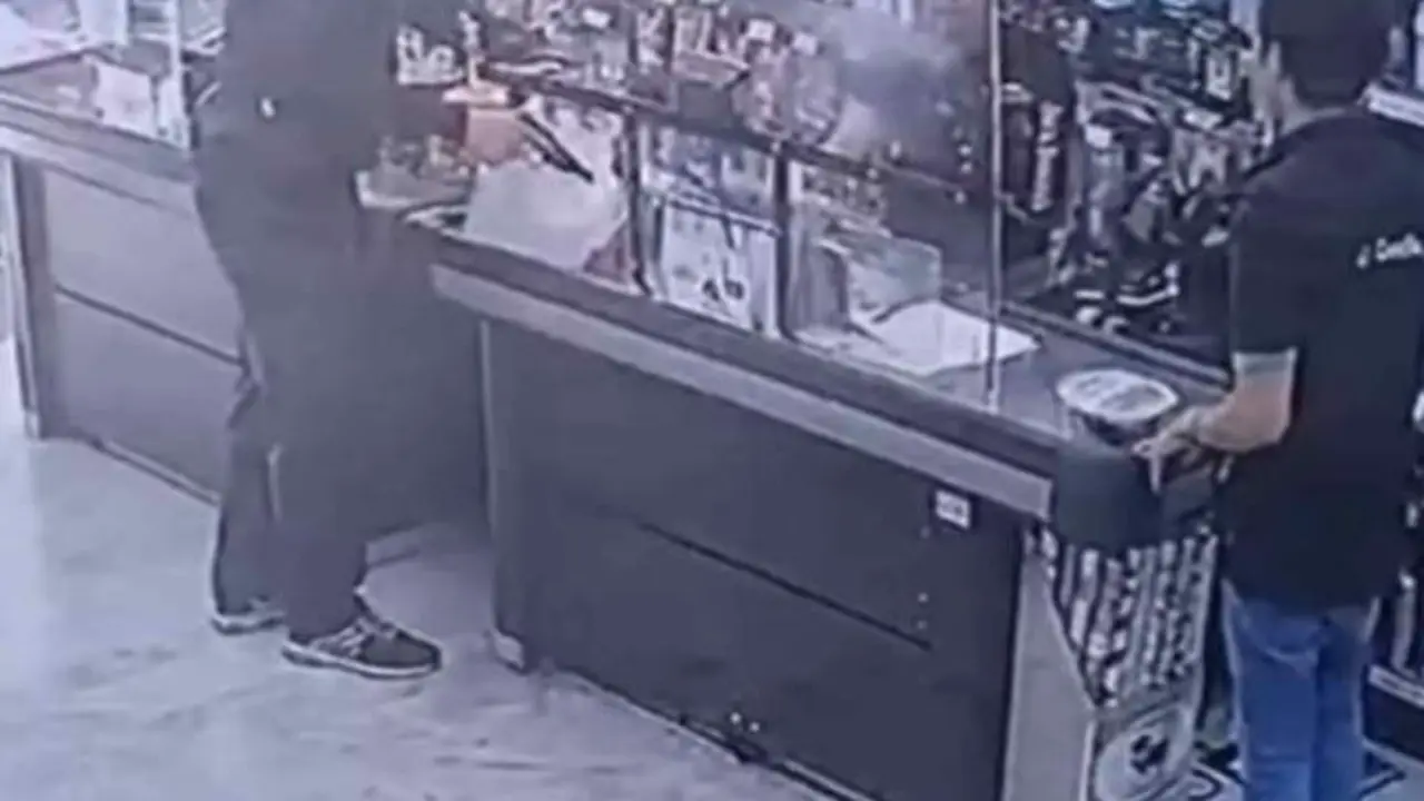 VIDEO. Atraco a punta de pistola en un supermercado: una dependienta atendida