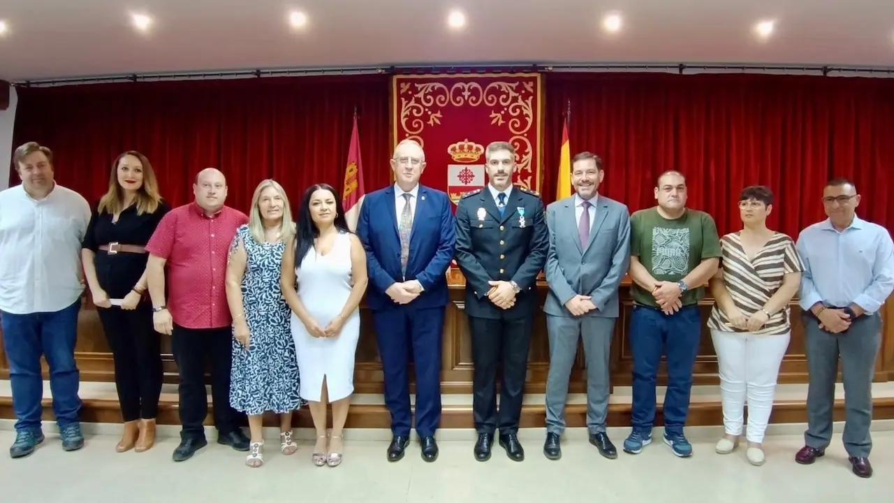 El policía ciudadrealeño Luis Muñoz recibe la Cruz de Plata por salvar la vida de un hombre que iba a ser arrollado por un tren