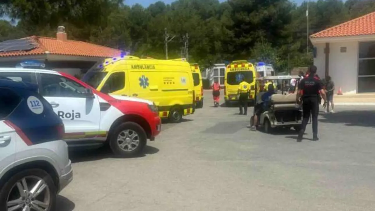 Dos padres y sus dos hijos entre la vida y la muerte al explotar una embarcación