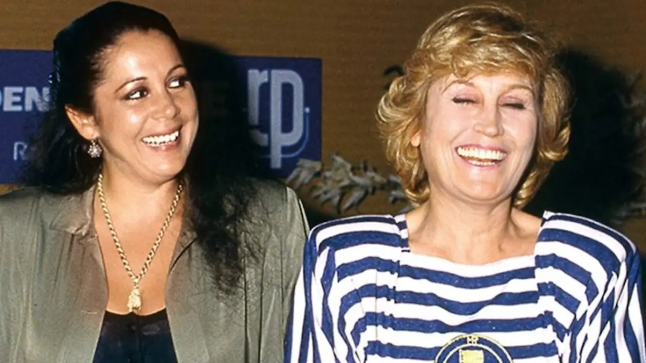 En la imagen de archivo la cantante Isabel Pantoja junto a la fallecida locutora de radio Encarna Sánchez