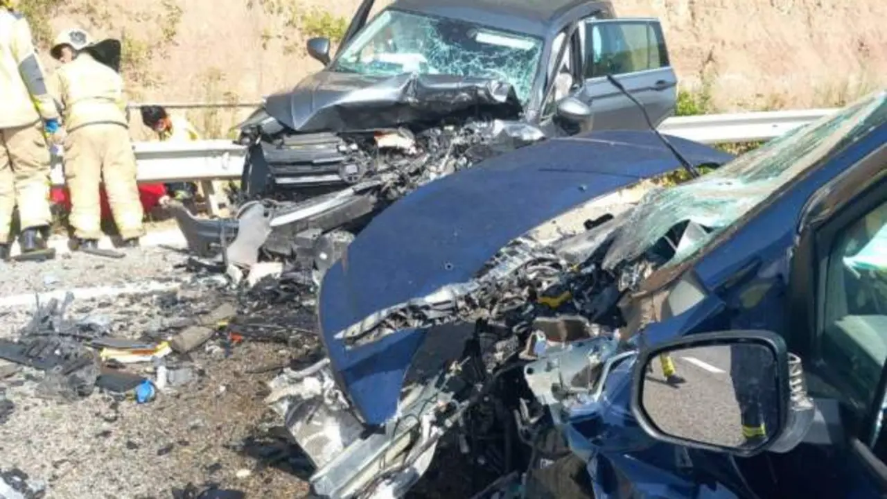 Muere una niña y seis heridos, tres muy graves, en una colisión frontal de dos coches