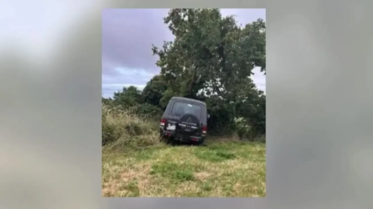 Muere un hombre tras salirse de la vía y chocar su todoterreno contra un árbol