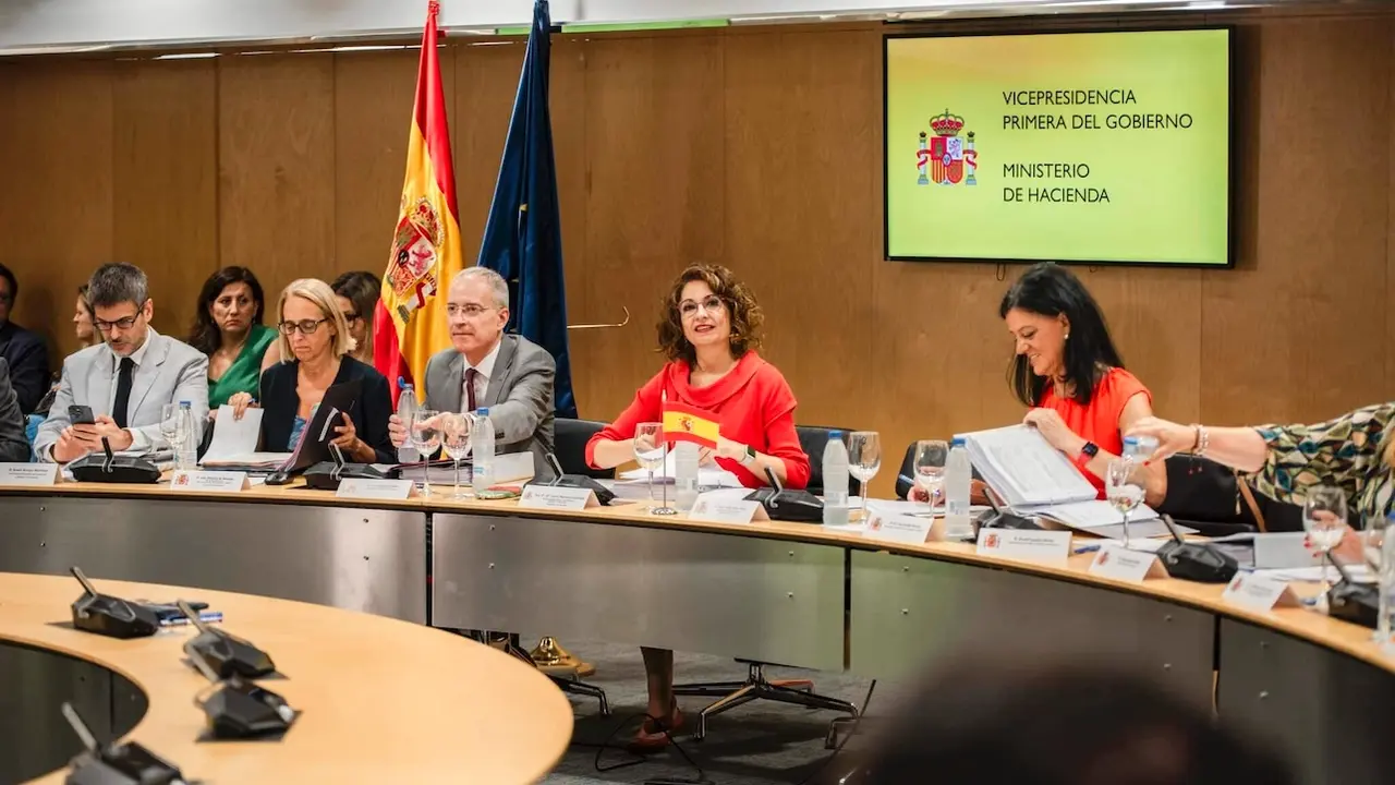 La vicepresidenta primera del Gobierno y ministra de Hacienda, María Jesús Montero (c), preside el Consejo de Política Fiscal y Financiera (CPFF) - EP/Mateo Lanzuela