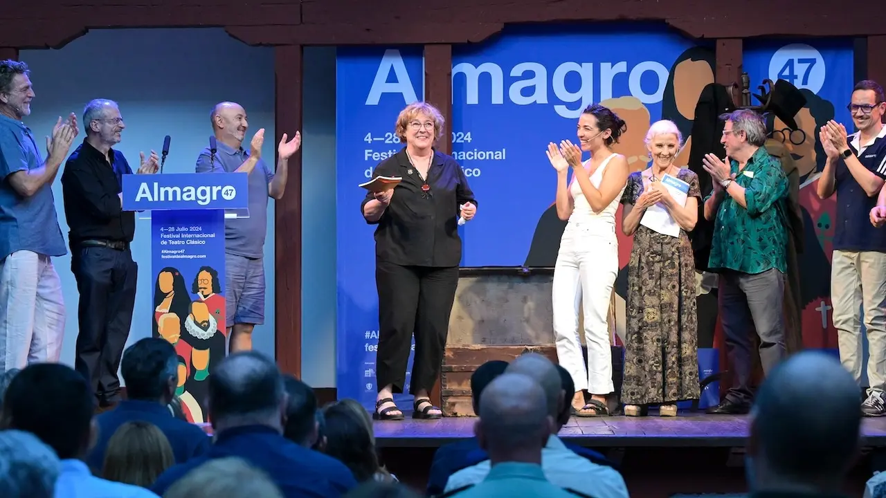 El Festival Internacional de Teatro Clásico de Almagro ha homenajeado a la dramaturga, directora de escena, actriz y maestra, Laila Ripoll (c) - EFE/Jesús Monroy