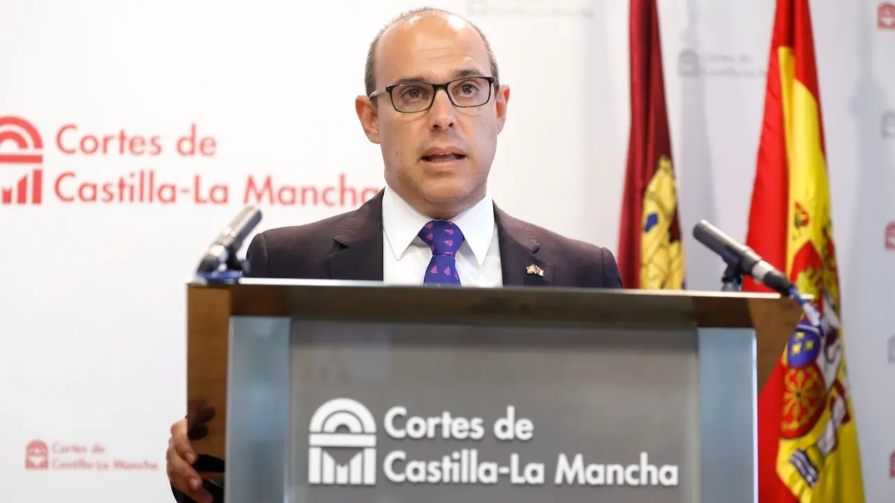El presidente de las Cortes de Castilla-La Mancha, Pablo Bellido, durante la rueda de prensa que ha ofrecido para realizar balance del segundo periodo de sesiones en el Parlamento