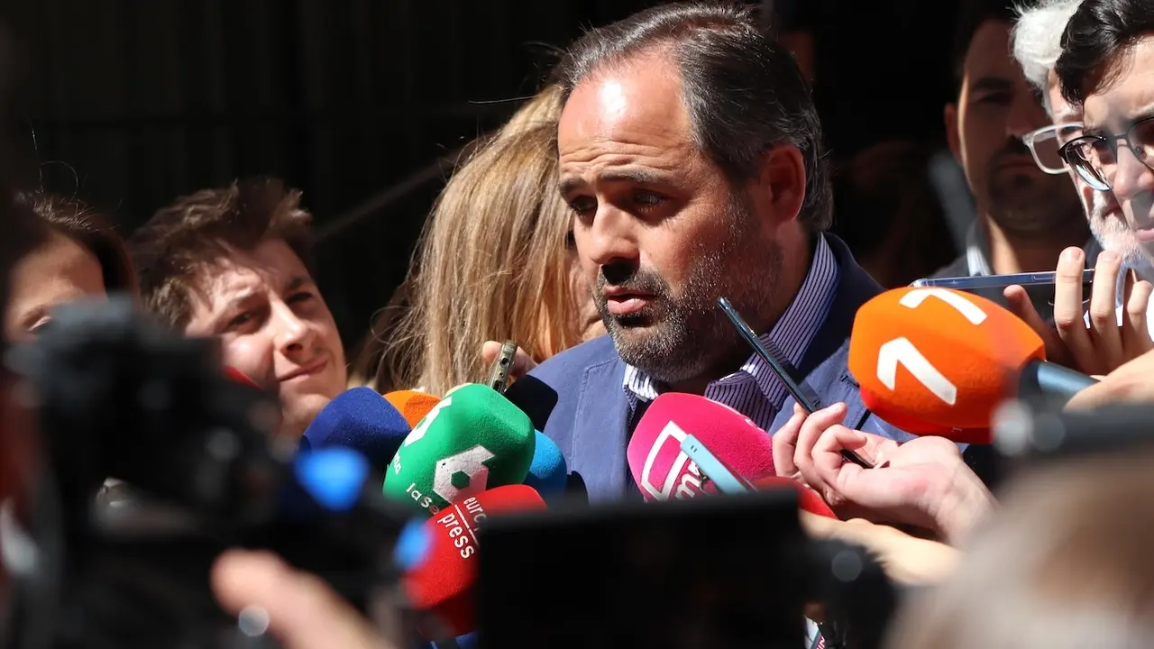 El presidente del PP de Castilla-La Mancha, Paco Núñez, atendiendo a los medios momentos antes de la Junta Directiva nacional del partido