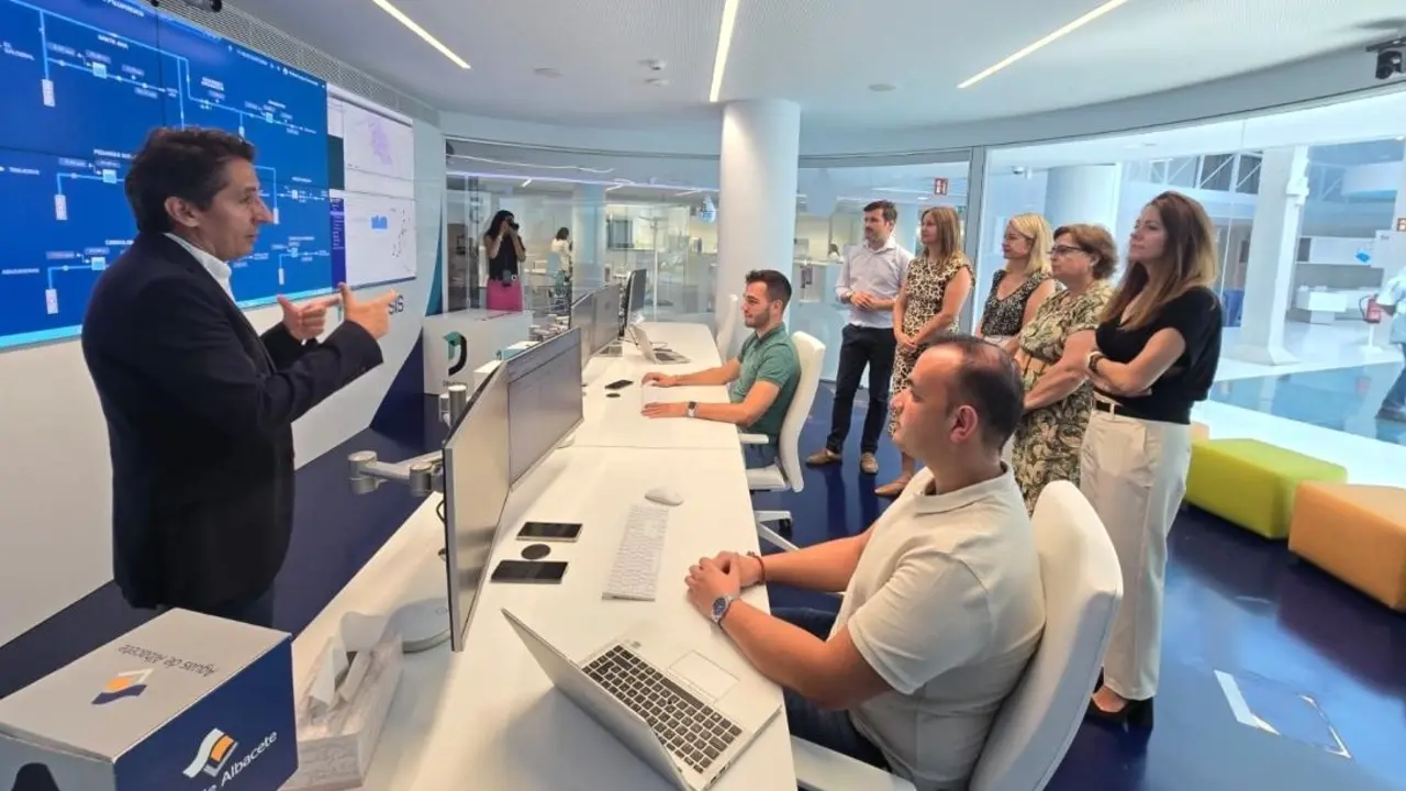 La directora de la Agencia del Agua de Castilla-La Mancha, Mercedes Echegaray, durante la visita que ha realizado al Centro de Interpretación del Agua de Albacete (CIAB)