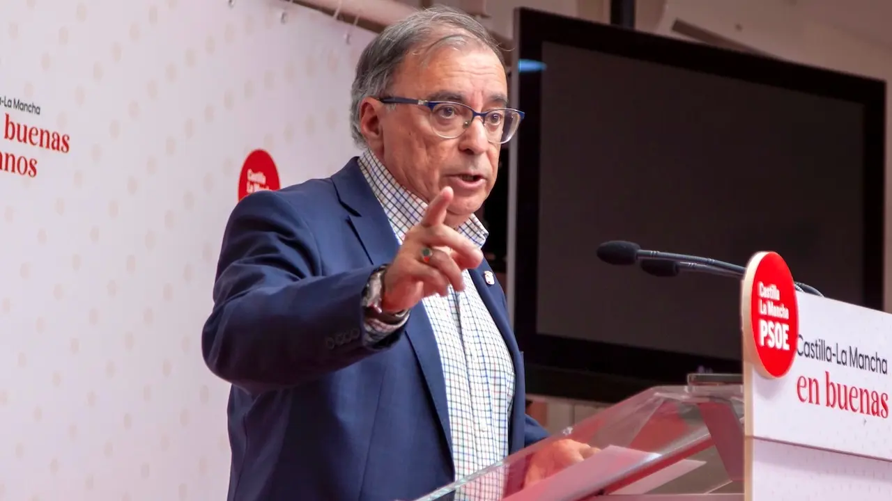El diputado del PSOE en las Cortes de Castilla-La Mancha, Fernando Mora, durante la ruedas de prensa que ha ofrecido en la sede de los socialistas en Toledo