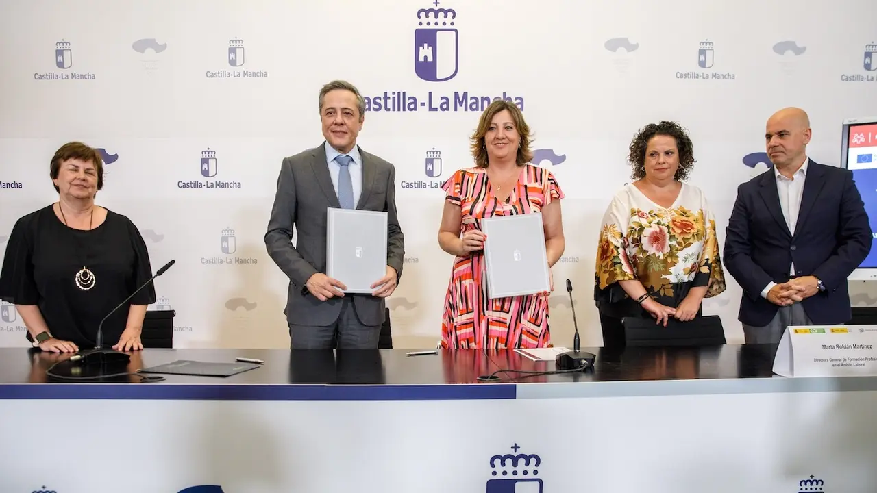 La consejera de Economía, Empresas y Empleo, Patricia Franco, ha firmado los convenios entre el Gobierno regional y la EOI para la puesta en marcha de nuevas acciones de empleo y formación en la región