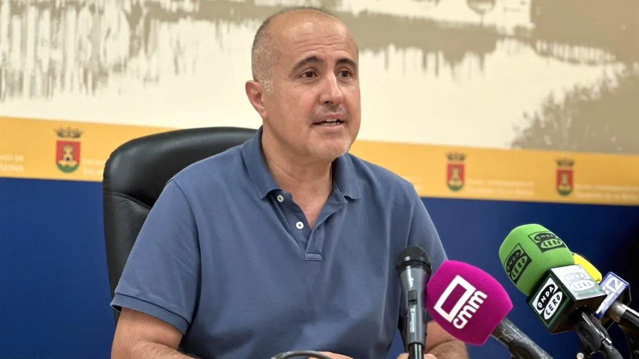 El portavoz del equipo de Gobierno del Ayuntamiento de Talavera de la Reina (Toledo), Jesús García Barroso, durante la rueda de prensa que ha ofrecido