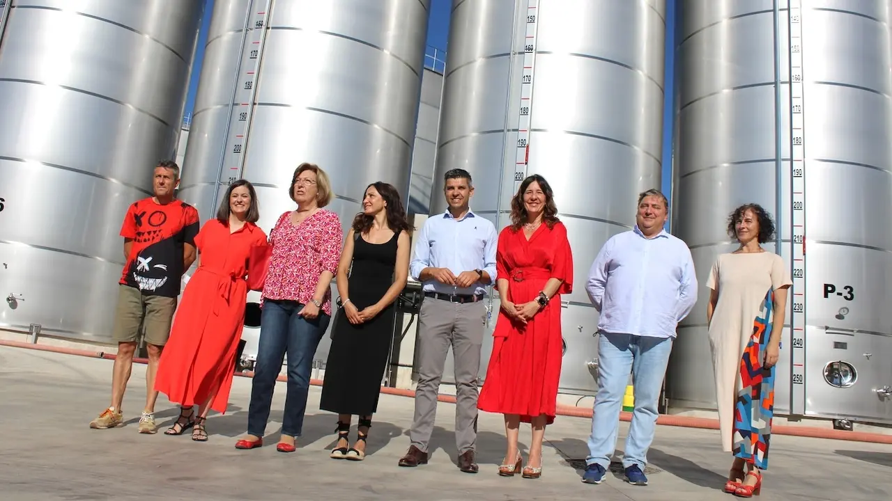 La delegada de la Junta en Ciudad Real, Blanca Fernández, durante la visita que ha realizado a una de las bodegas de Campo de Criptana