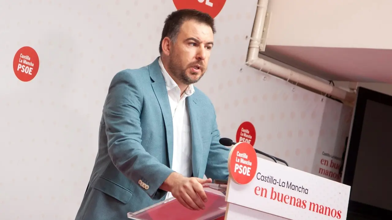 El diputado del PSOE en las Cortes de Castilla-La Mancha, Antonio Sánchez Requena, durante la rueda de prensa que ha ofrecido en la sede de los socialistas en Toledo