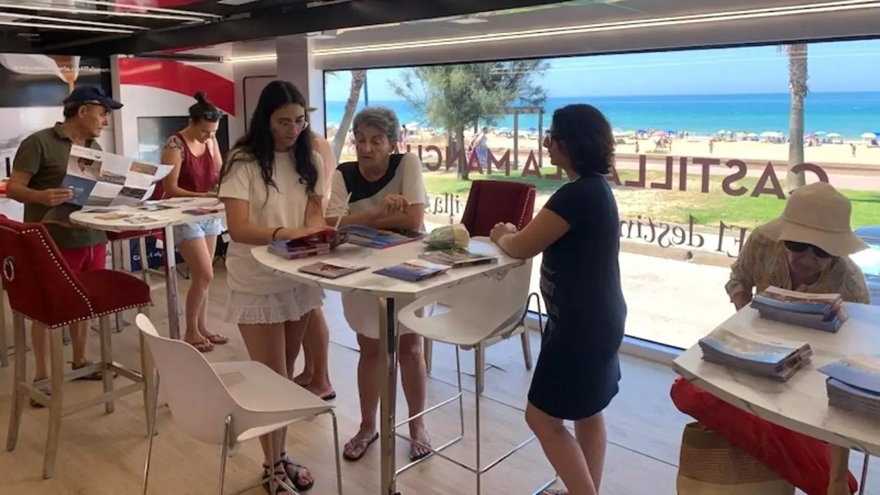 Castilla-La Mancha estrena promoción como 'Destino de las maravillas' en Chiclana