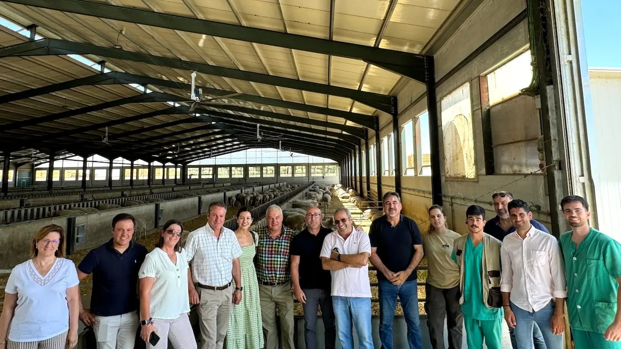 El Gobierno regional informa, en Tinajeros, de las ayudas que ofrece para la innovación del sector ganadero