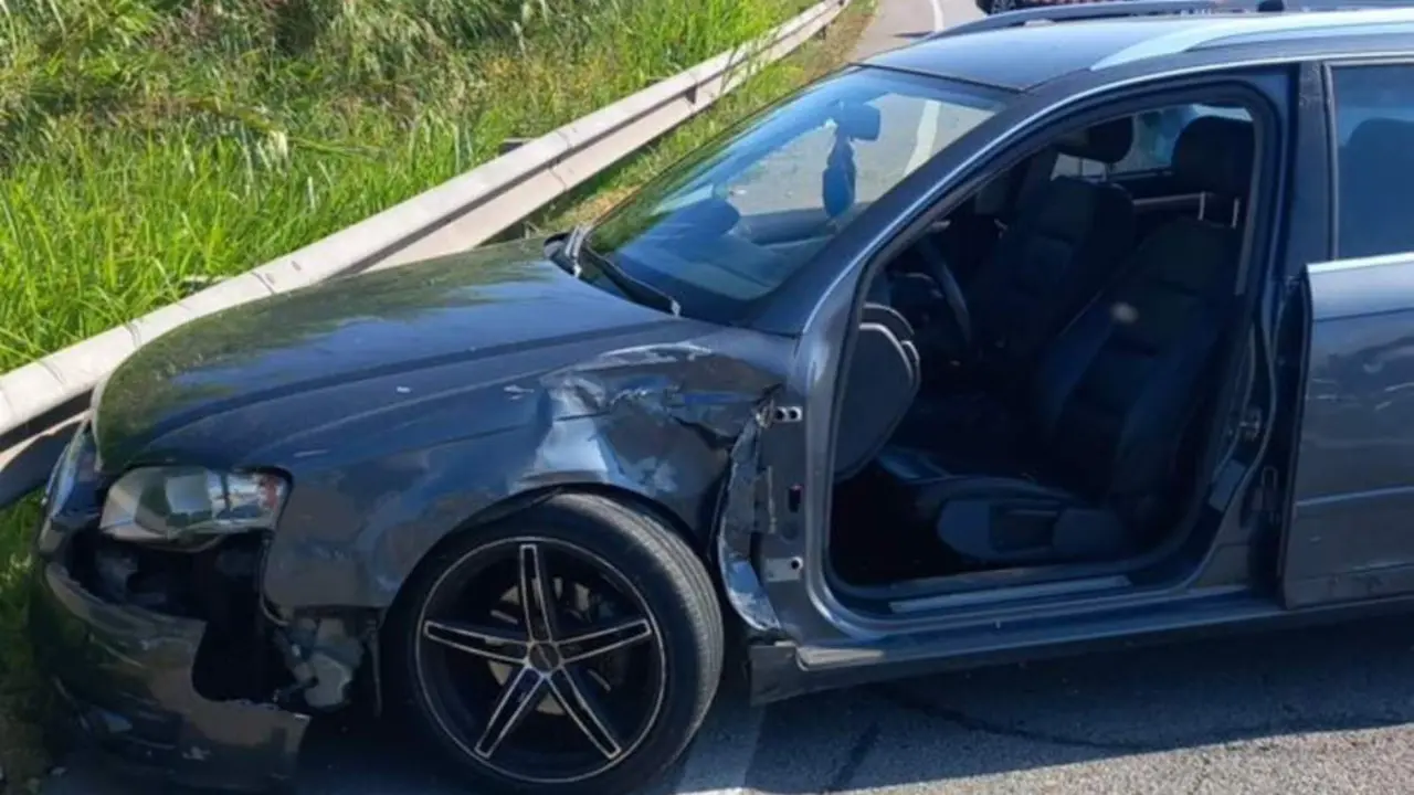 Escapa de la Policía contra dirección y drogado: destroza coches y hiere a 3 agentes