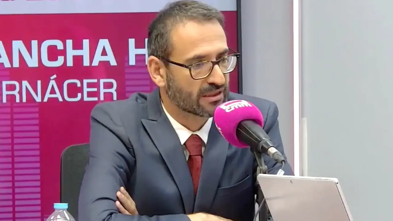 El secretario de Organización del PSOE de Castilla-La Mancha y diputado nacional, Sergio Gutiérrez, durante la entrevista en la radio pública regional
