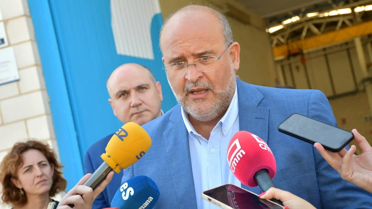 El vicepresidente primero del Gobierno de Castilla-La Mancha, José Luis Martínez Guijarro, atendiendo a los medios de comunicación este miércoles en Herencia (Ciudad Real)