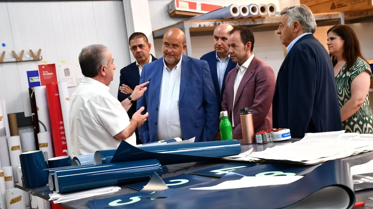 El vicepresidente primero del Gobierno regional, José Luis Martínez Guijarro, durante la visita que ha realizado a la empresa Tecnoseñal en el Polígono Industrial de Herencia (Ciudad Real)