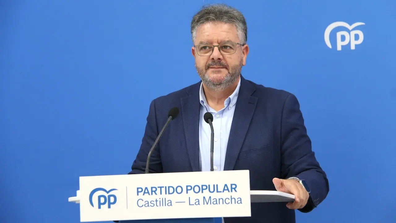 El diputado regional del Partido Popular de Castilla-La Mancha, Juan Antonio Moreno, durante la rueda de prensa que ha ofrecido en la sede de los 'populares' en Toledo