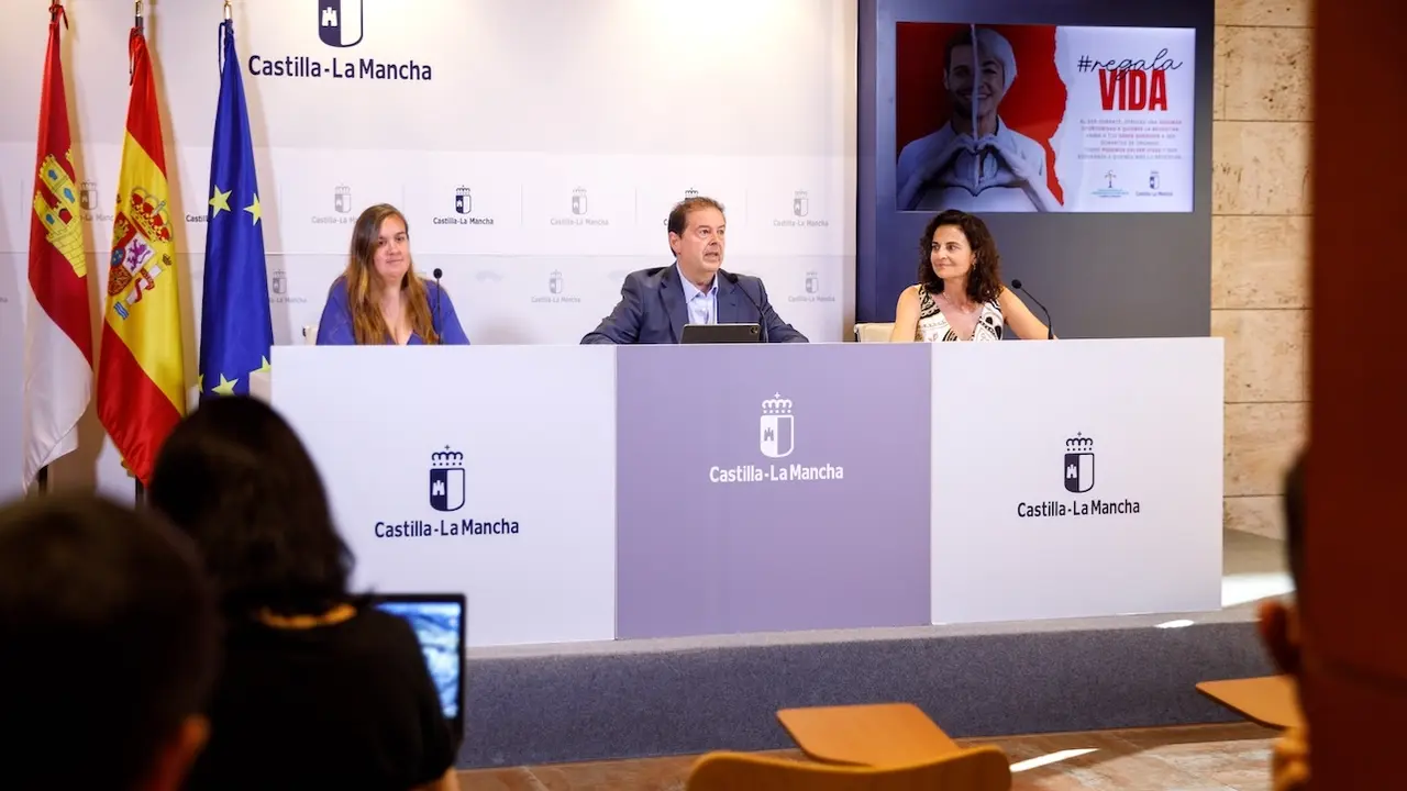 El director general de Asistencia Sanitaria del Sescam, Ibrahim Hernández, y la coordinadora de la Unidad Autonómica de Coordinación de Trasplantes, María José Sánchez Carretero, han presentado la nueva campaña de promoción de la donación de órganos