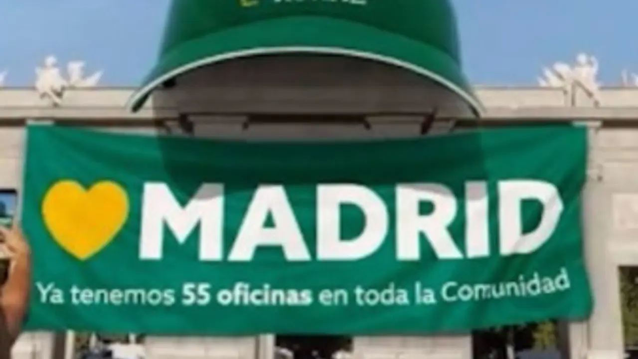 La "elegante" e icónica gorra de Eurocaja se alía con la Puerta de Alcalá