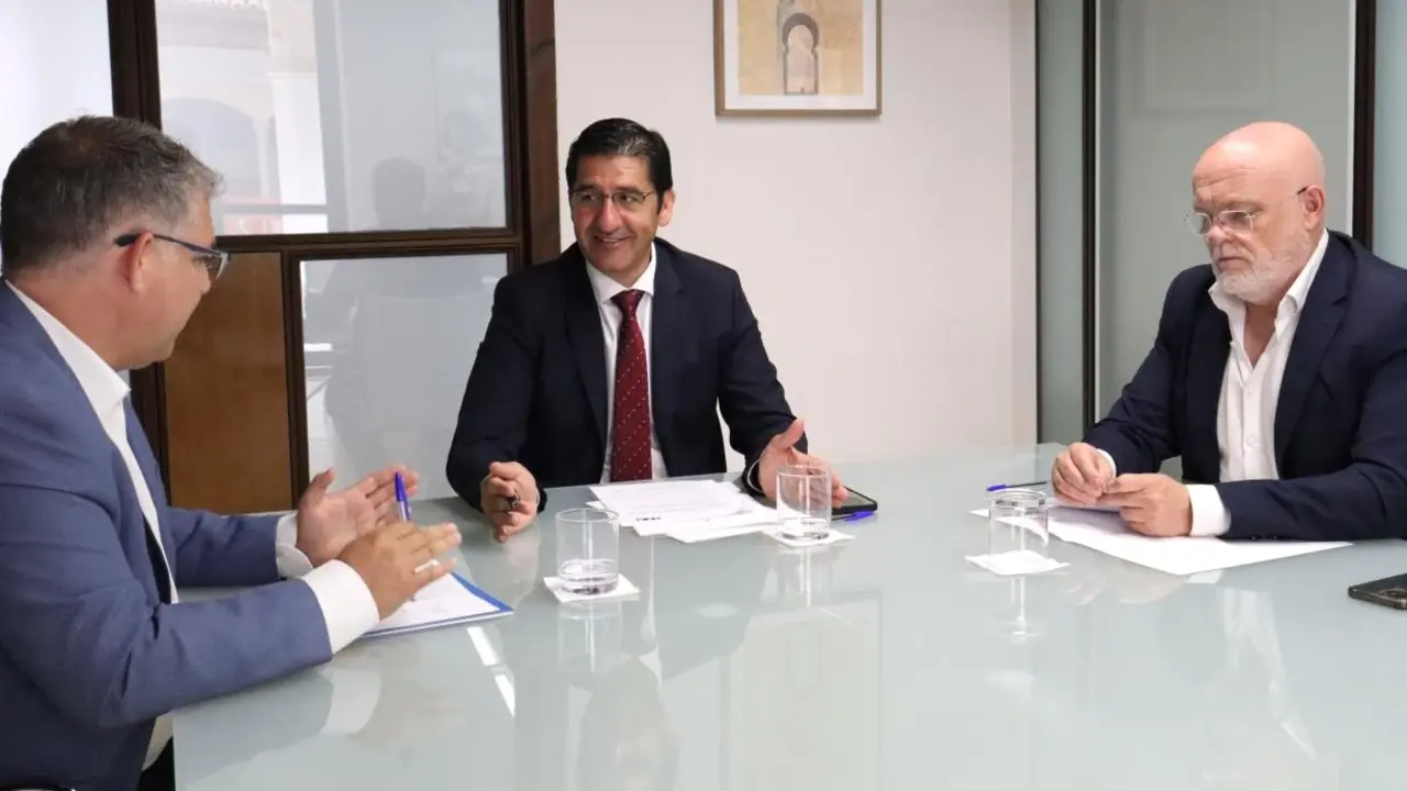 El vicepresidente segundo, José Manuel Caballero, ha recibido en Toledo, junto al delegado de la Junta en la provincia de Albacete, Pedro Antonio Ruiz Santos, al alcalde de Hellín, Manuel Serena Fernández