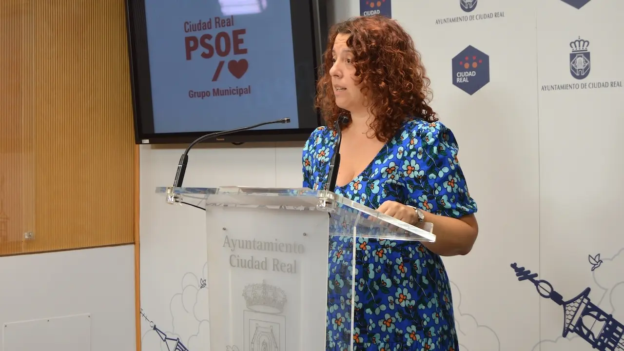 La portavoz del PSOE en el Ayuntamiento de Ciudad Real, Sara Martínez, en rueda de prensa en el Consistorio