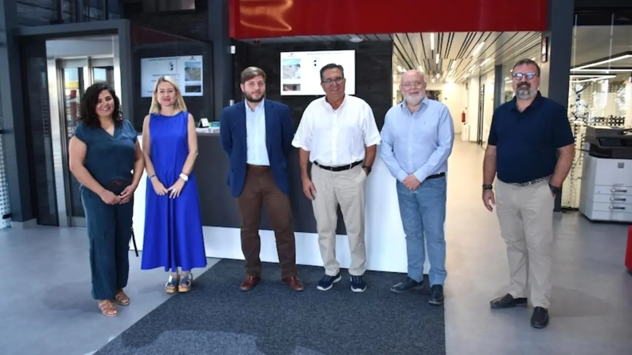 El consejero de Fomento, Nacho Hernando, ha visitado la empresa ER Ingeniería que recibió el Premio Empresa Inversora en Calidad y Medioambiente ‘San Juan’ 2024 concedido por FEDA