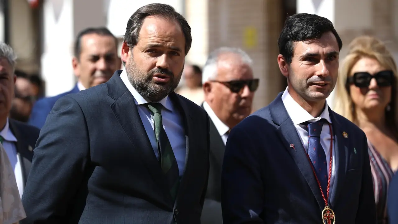 El presidente del PP de Castilla-La Mancha, Paco Núñez, en su visita a las fiestas de El Carpio de Tajo (Toledo), junto al alcalde Diego Martín