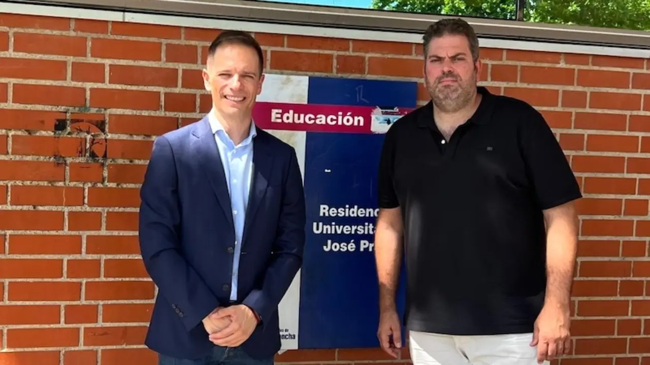 El director general de Universidades, Investigación e Innovación, Ricardo Cuevas, durante su visita a la residencia universitaria 'José Prat'