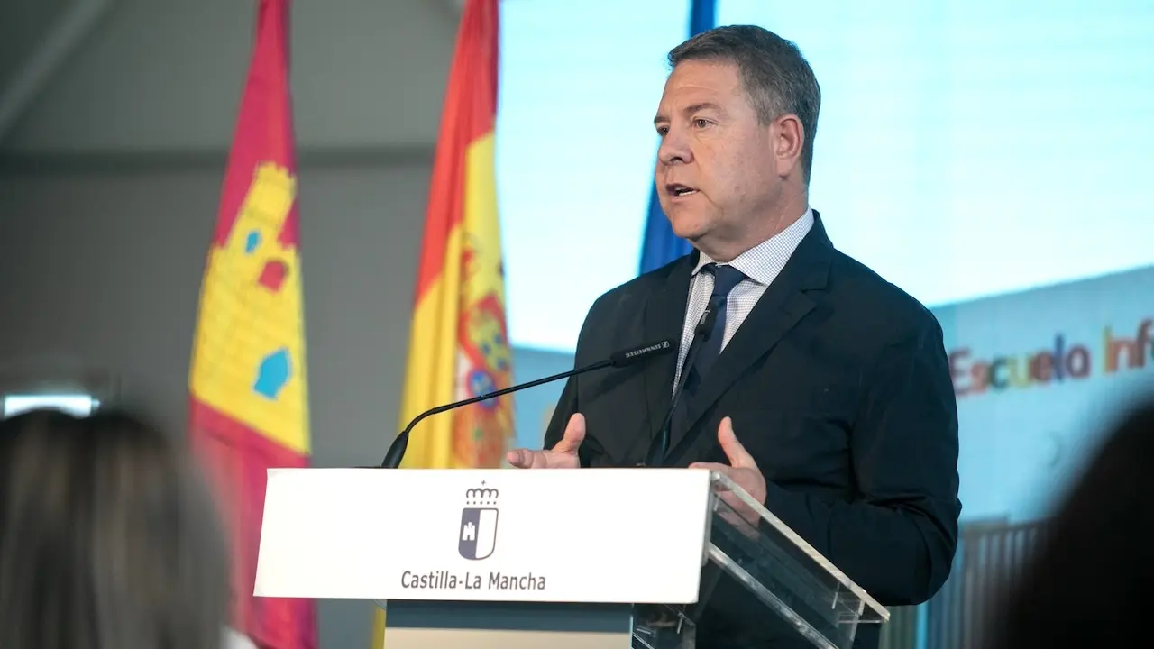 El presidente de Castilla-La Mancha, Emiliano García-Page, ha inaugurado la nueva escuela infantil ‘Sonrisas’ de Casarrubios del Monte (Toledo)
