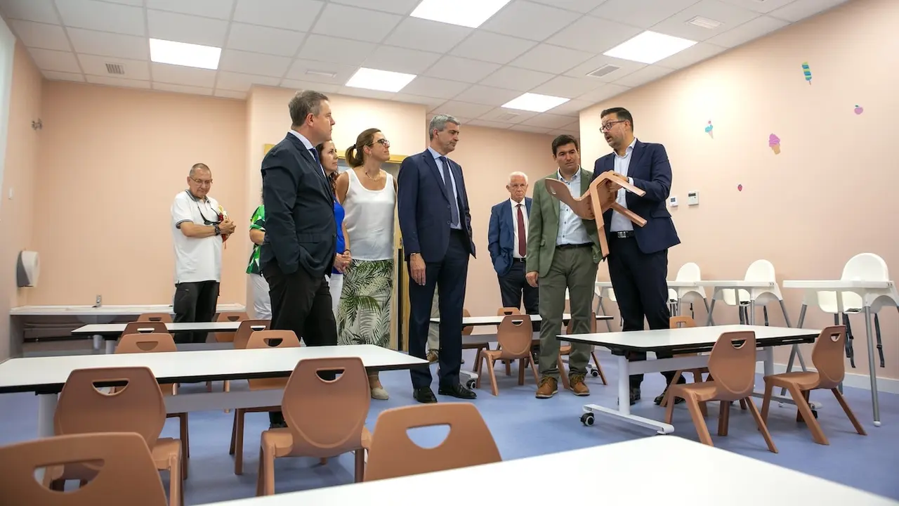 El presidente de Castilla-La Mancha, Emiliano García-Page, ha inaugurado la nueva escuela infantil ‘Sonrisas’ de Casarrubios del Monte (Toledo)