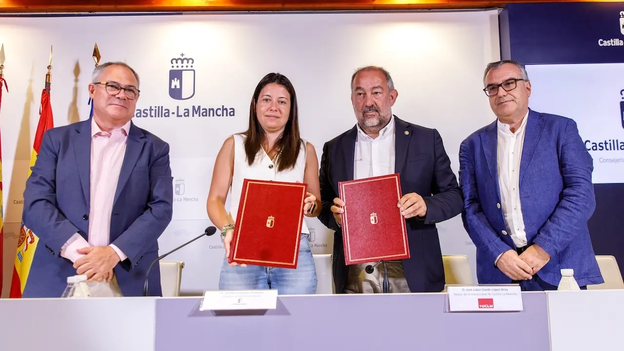 La consejera de Bienestar Social, Bárbara García Torijano, y el rector de la Universidad de Castilla-La Mancha, Julián Garde, han firmado un convenio de colaboración para la realización de programas de investigación sobre personas mayores en situación de dependencia