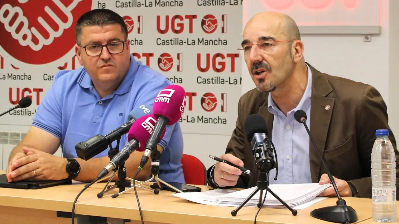El vicesecretario general de Política Sindical de UGT, Fernando Luján (d), junto al representante de UGT Castilla-La Mancha, Francisco Javier González (i), durante la rueda de prensa que han ofrecido en la sede del sindicato en Toledo