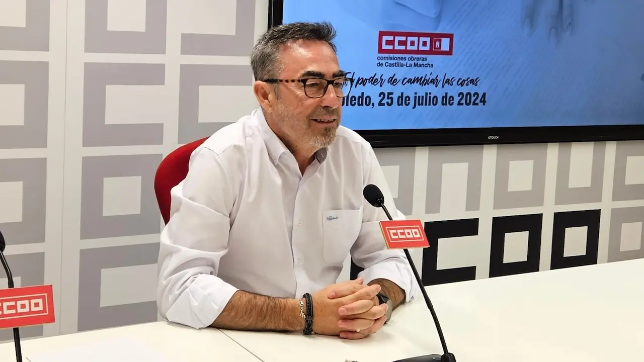 El secretario general de CCOO Castilla-La Mancha, Paco de la Rosa, durante la rueda de prensa que ha ofrecido en la sede del sindicato