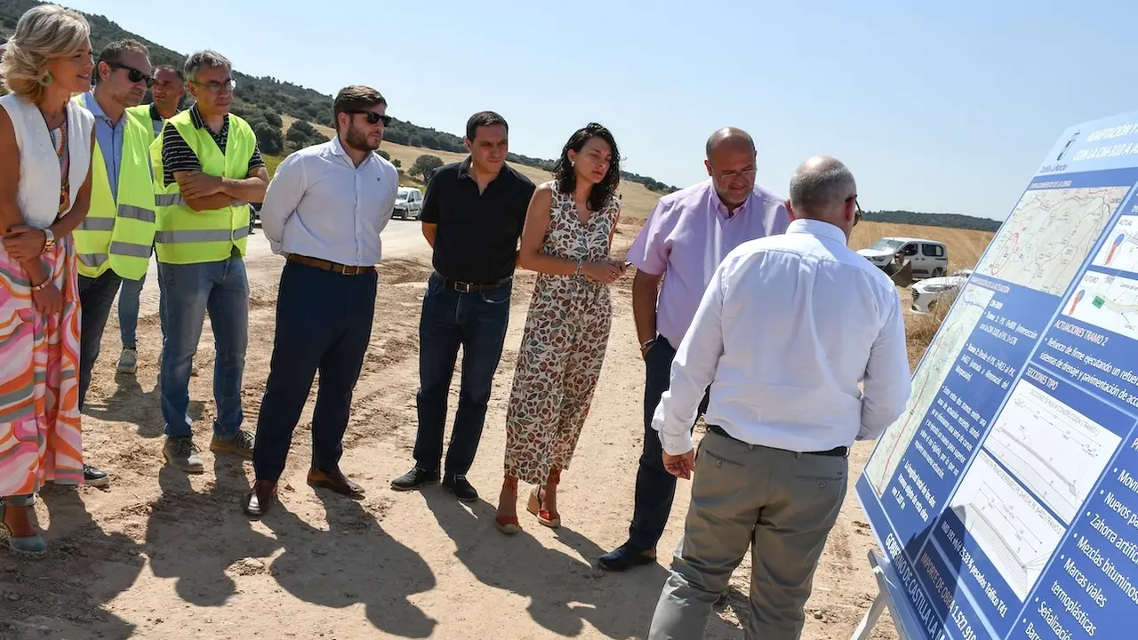 El vicepresidente primero del Gobierno regional, José Luis Martínez Guijarro, y el consejero Fomento, Nacho Hernando, han visitado las obras de la mejora de la CM-3009 en Almonacid del Marquesado (Cuenca)
