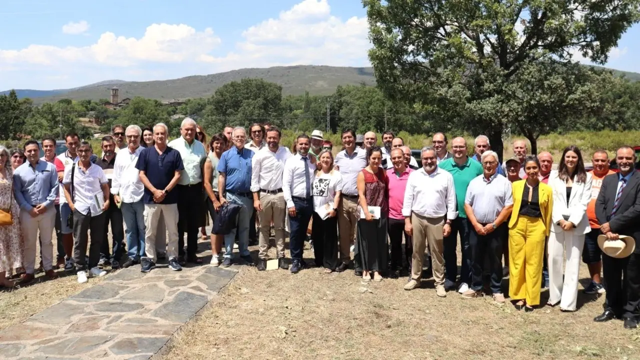 El vicepresidente segundo del Gobierno de Castilla-La Mancha, José Manuel Caballero, ha participado en la presentación de un nuevo modelo de bioeconomía forestal contra la despoblación de la Asociación para el Desarrollo de la Alcarria y La Campiña, en Campillo de Ranas (Guadalajara)