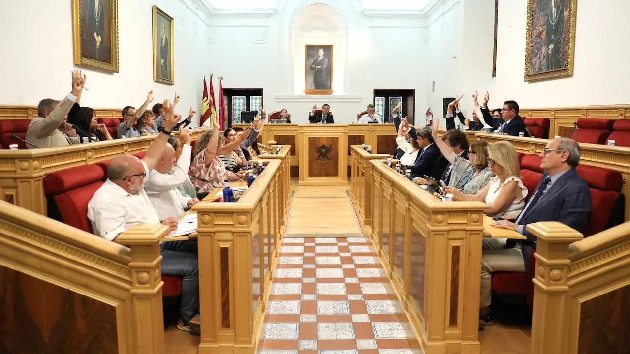 El pleno del Ayuntamiento de Toledo aprueba una moción en defensa de los menores migrantes con el voto en contra de Vox