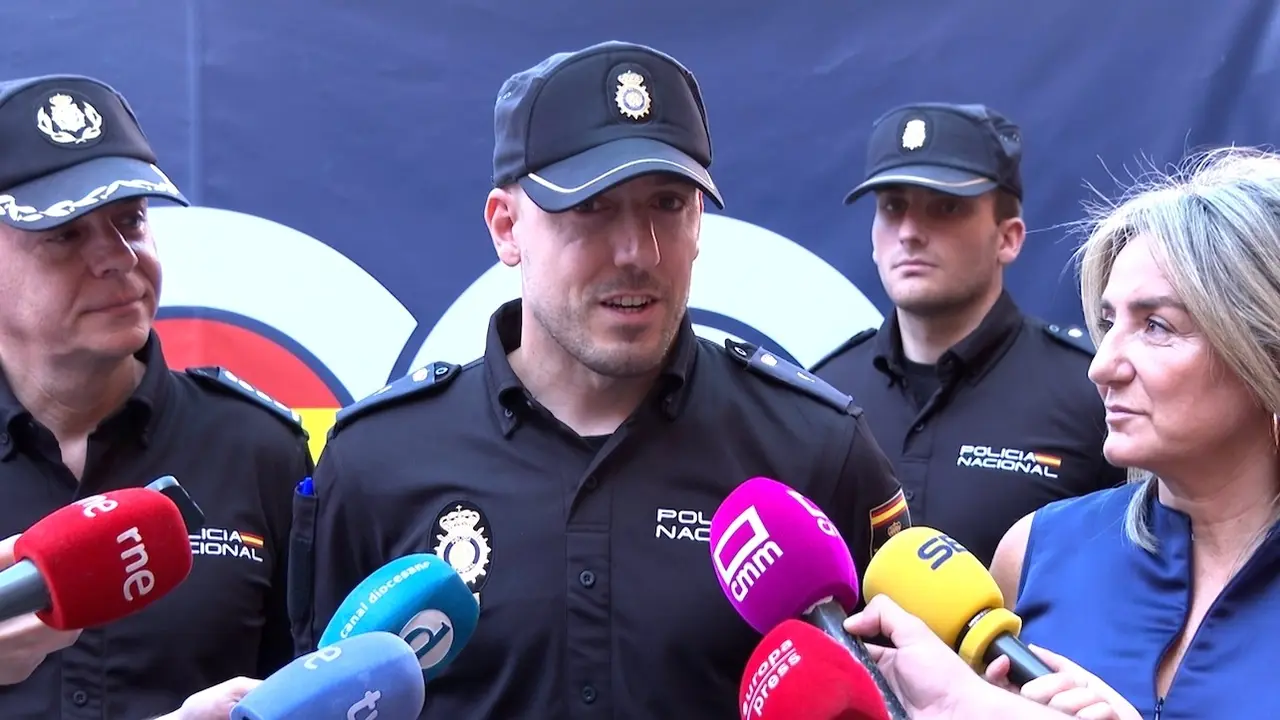 El triatleta olímpico talaverano, Fernando Alarza, atendiendo a los medios este jueves en Toledo durante un acto en el que la Policía Nacional ha presentado sus nuevos drones