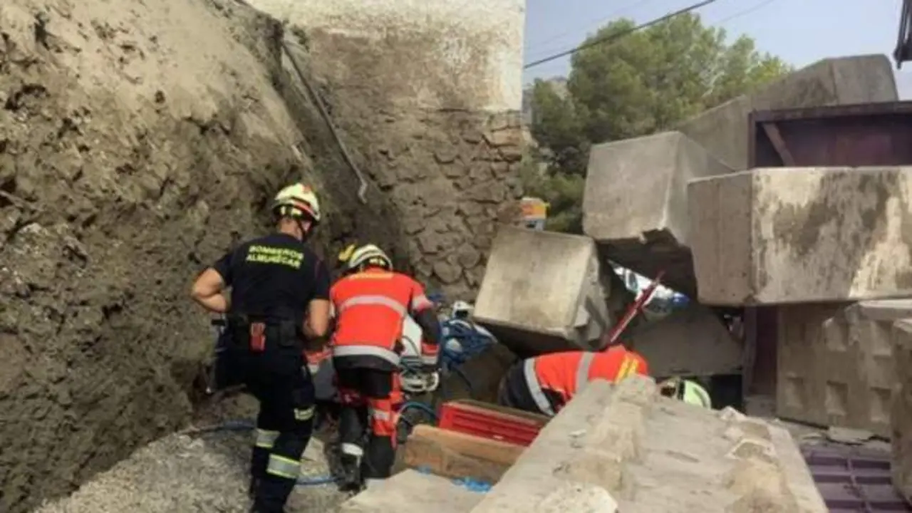La obra de su casa le cuesta la vida: muere aplastado por un muro de hormigón