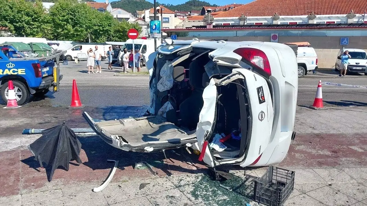 accidente de tráfico, salirse de la vía y volcar, volcado, choque, colisión, vehículo volcado,